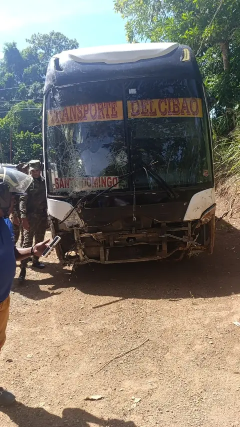 Le acaba de pasar una  guagua de transporte cibao