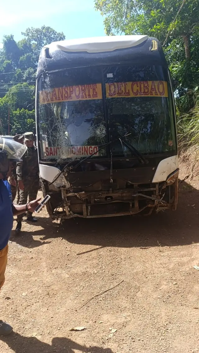 Le acaba de pasar una  guagua de transporte cibao