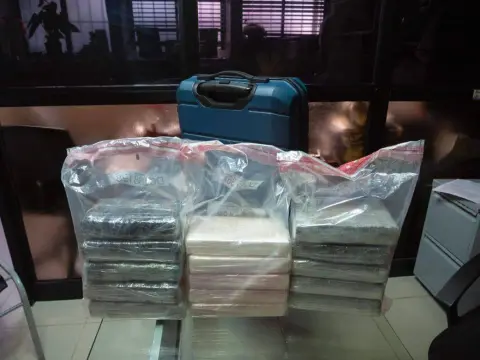 A correr 🏃🏼 dejo maleta botada con 15 paquetes de la blanca adentro en el aeropuerto 😱