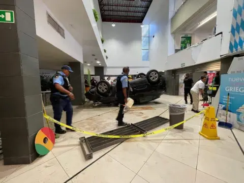 Cae vehículo en supermercado de la 27 de Febrero.