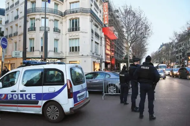 Un hombre que amenaza suicidarse mantiene rehenes en un restaurante.