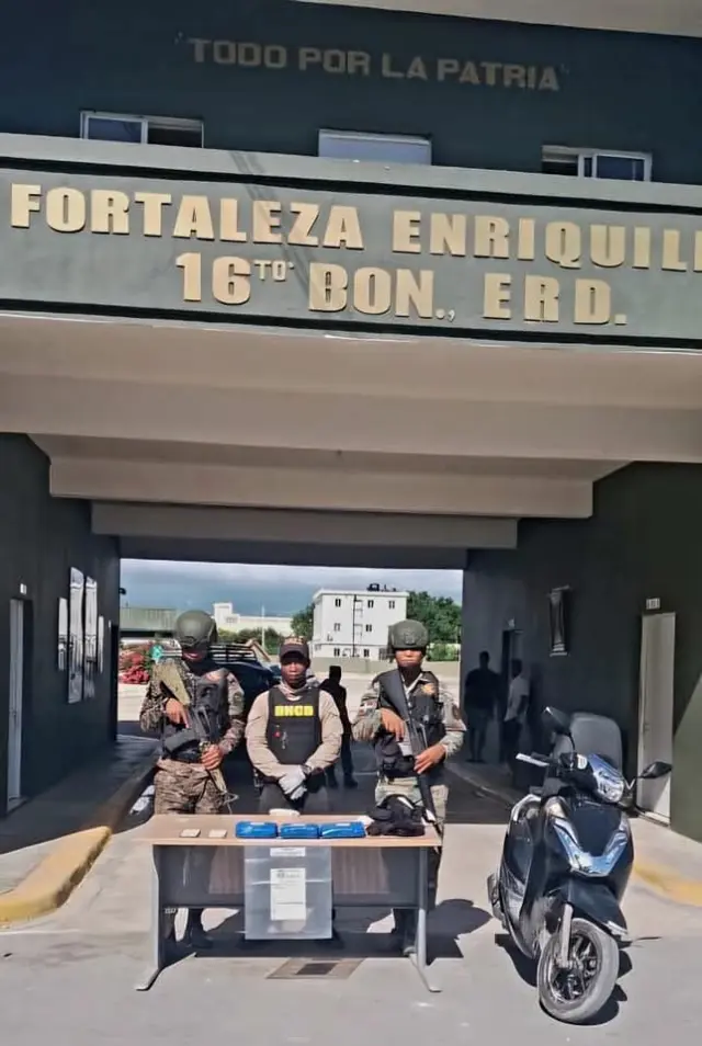 Detienen a dos jóvenes con tres paquetes de marihuana en una motocicleta