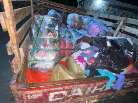 Ocupan más de 291 libras de marihuana dentro de pacas de ropas usadas.