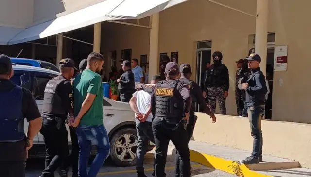 Tres meses de prisión preventiva a implicados en muerte de dos personas en Barahona, incluyendo un teniente PN