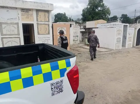 Policía nacional vigila cementerios del municipio de Dajabón.