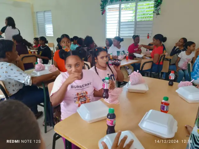 Centro de Desarrollo Vida Plenitud celebra emotiva cena navideña con más de 130 niños en Dajabón