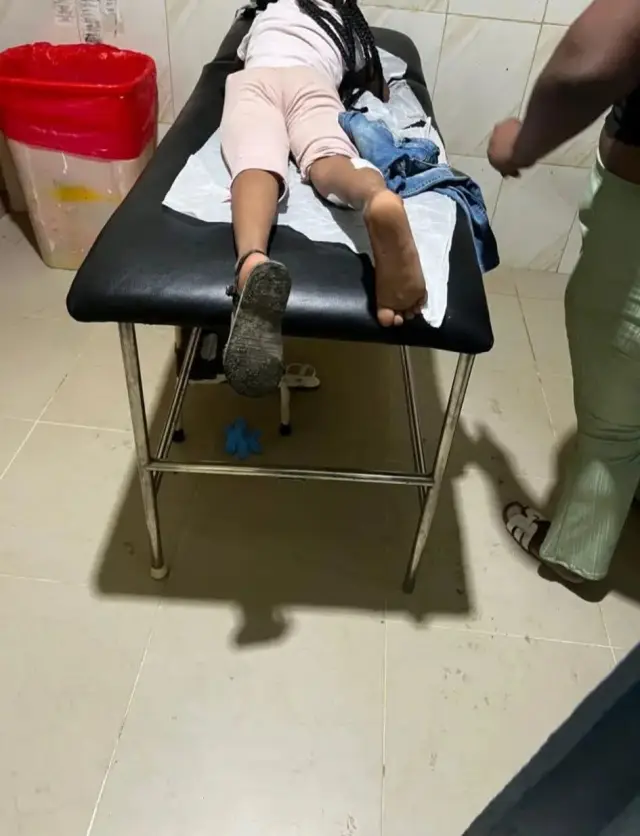 Motorista calibrando choca 4 niños, dándose a la huida en Sabana Grande de Boyá.
