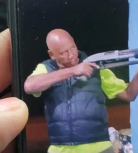 Continúa prófugo de la Justicia el portero de una escuela que hirió con un arma blanca a un digitador en el liceo de Llanos de Pérez Imbert.