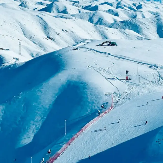 Cinco esquiadores fueron encontrados muertos en un glaciar de los Alpes suizos.