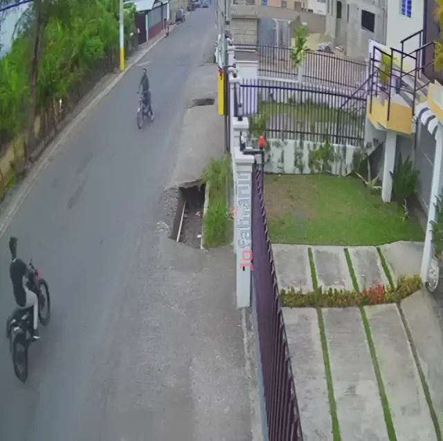 El del motor de atrás iba con todo y encontró al otro de frente. Jesusantísimo! 😭 Chequea cómo terminaron. Mira el Vídeo 📹