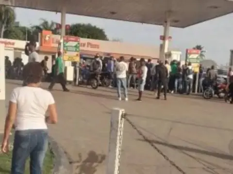 Por un turno en una bomba de gasolina mira que tragedia