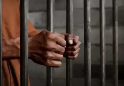 Envían a prisión preventiva a motorista que "calibraba" mira cuánto le hechan.
