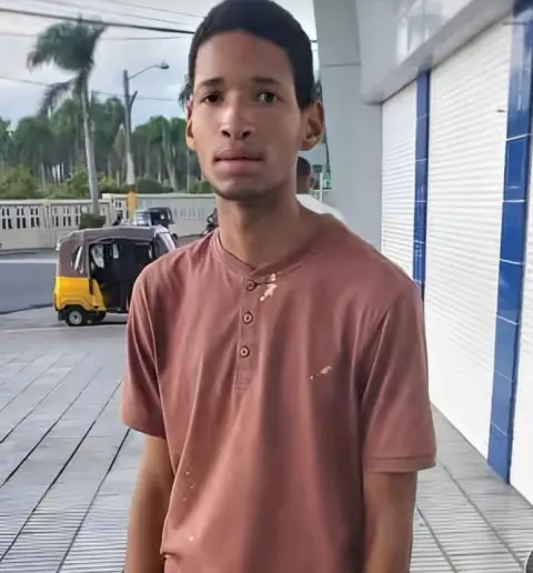Encuentran joven ahorcado en un árbol