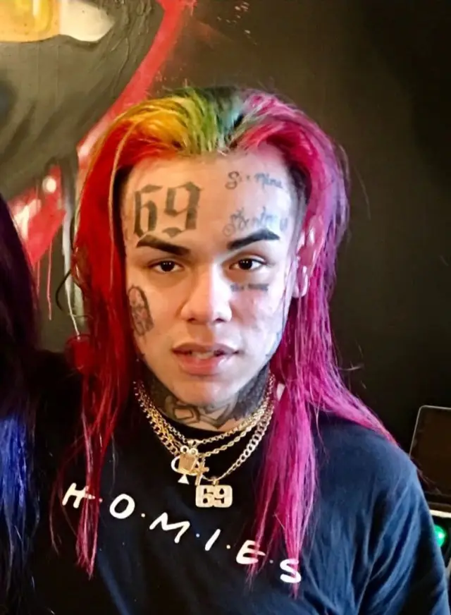 Tekashi 6ix9ine se declara culpable de cargo por posesión de sustancias prohibidas.