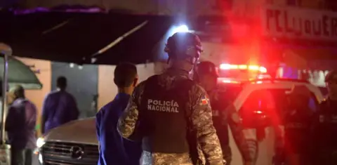 Policías que impidan a ciudadanos grabación de arrestos serían penados con hasta un año de prisión.