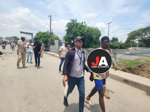 *Migración entrega a extranjero haitiano requerido por Haití en el paso fronterizo de Dajabón*