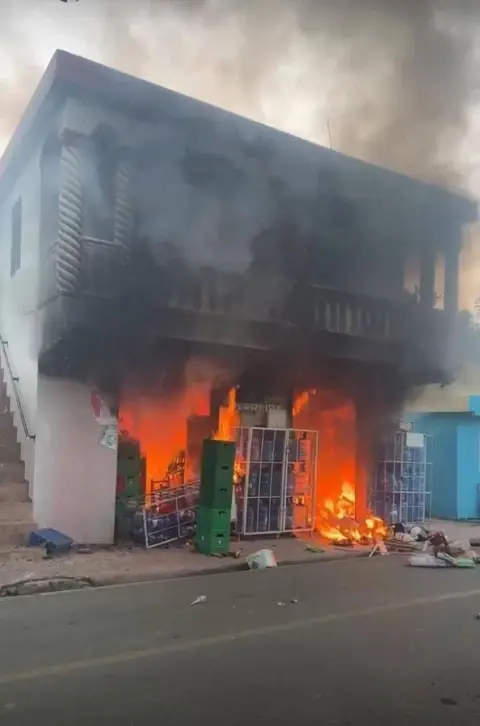 Incendio consume colmado durante la madrugada de este sábado