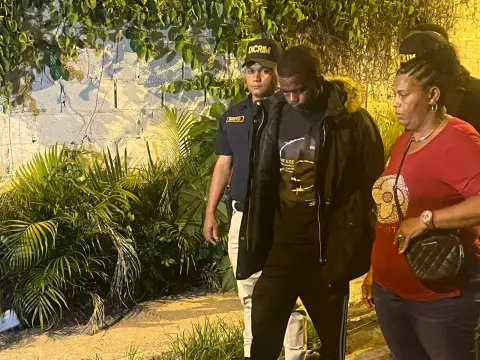 Se entrega a la PN hombre acusado de asesinar a su pareja y herir a su hijastra en Monte Plata