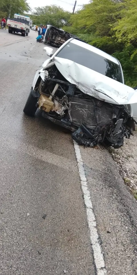 Accidente de tránsito entre carro y camión