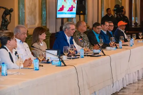 Presidente Abinader mantiene suspensiones de laborales y de docencia este jueves