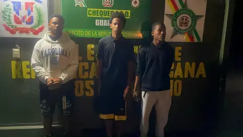 apresados Wander Carrasco Ramírez, Yordy Beltré, y Kenan Jamal Brea Patricio