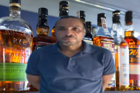 sustrajo 12 botellas de whisky de diferentes marcas