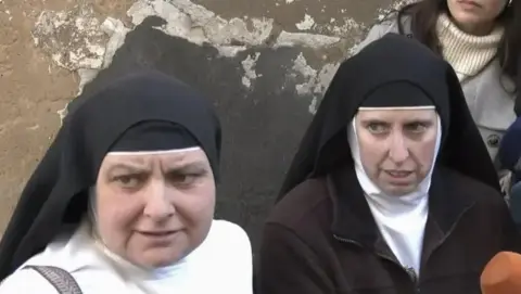 Monjas expulsadas de la Iglesia vendían en internet obras de arte de su convento