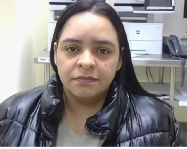 Ella se fue del país corriendo por homicidio pero migración le hecho mano y vuelve para atrás