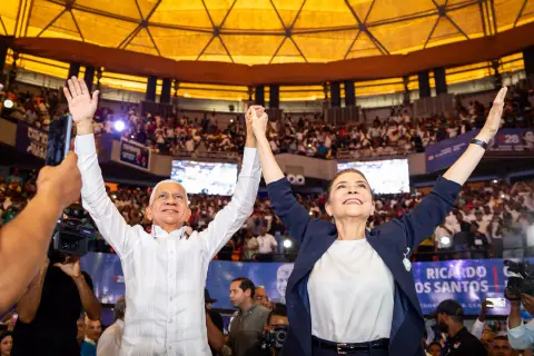 *Carolina presenta a Ricardo de los Santos como su jefe de campaña