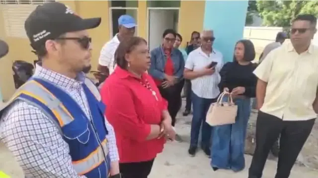Autoridades se reúnen con presentantes de la comunidad en conflicto por apertura de una escuela en Barrio Norte Dajabón